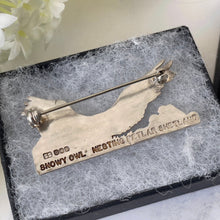 Cargar imagen en el visor de la galería, Vintage Scottish Silver Brooch, Snowy Owl Nesting On Fetlar, Shetland. Sterling Silver Figural Bird Brooch, Edinburgh 1967 Hallmarks.