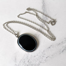 Cargar imagen en el visor de la galería, Antique Victorian Scottish Banded Agate Pendant Necklace. Black & White Onyx Silver Pendant, Belcher Chain. Antique Scottish Pebble Jewelry