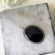 Cargar imagen en el visor de la galería, Antique Victorian Scottish Banded Agate Pendant Necklace. Black & White Onyx Silver Pendant, Belcher Chain. Antique Scottish Pebble Jewelry