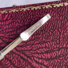 Charger l'image dans la galerie, Vintage English Silver Gents Napkin Holder Clip. Sterling Clam Shell Spoon Shirt/Collar Clip. Mens Formal Accessory/Groom Wedding Gift