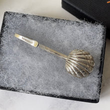 Charger l'image dans la galerie, Vintage English Silver Gents Napkin Holder Clip. Sterling Clam Shell Spoon Shirt/Collar Clip. Mens Formal Accessory/Groom Wedding Gift