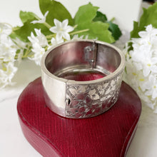 Cargar imagen en el visor de la galería, Antique Victorian Engraved Silver Cuff Bracelet. Sterling Silver Wide Hinged Bangle Bracelet. Aesthetic Engraved Ivy Sweetheart Bracelet