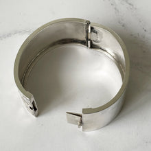 Cargar imagen en el visor de la galería, Antique Victorian Engraved Silver Cuff Bracelet. Sterling Silver Wide Hinged Bangle Bracelet. Aesthetic Engraved Ivy Sweetheart Bracelet
