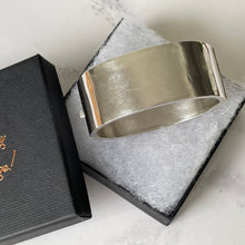 Cargar imagen en el visor de la galería, Antique Victorian Engraved Silver Cuff Bracelet. Sterling Silver Wide Hinged Bangle Bracelet. Aesthetic Engraved Ivy Sweetheart Bracelet