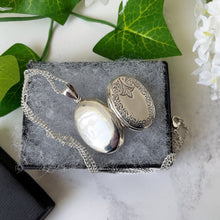 Charger l'image dans la galerie, Vintage Sterling Silver Edwardian Style Locket. Oval Engraved Fleur-de-Lis Photo Locket & Curb Chain. Medium Size 2-Photo Locket Necklace