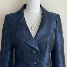 Charger l'image dans la galerie, Vintage Sterling Silver Edwardian Style Locket. Oval Engraved Fleur-de-Lis Photo Locket & Curb Chain. Medium Size 2-Photo Locket Necklace