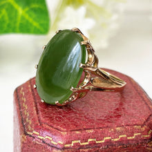 Cargar imagen en el visor de la galería, Vintage 18ct Gold Jade Ring. 1960s Art Nouveau/Deco Style Green Jadeite, Yellow Gold Ring. Jade Cabochon Cocktail Ring Size UK - N, US 6-3/4