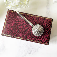 Charger l'image dans la galerie, Vintage English Silver Gents Napkin Holder Clip. Sterling Clam Shell Spoon Shirt/Collar Clip. Mens Formal Accessory/Groom Wedding Gift