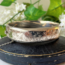 Cargar imagen en el visor de la galería, Vintage Victorian Style Silver Bracelet, Engraved Ferns. English Sterling Silver Hinged Bangle. Sweetheart Bracelet, Hallmarked 1962