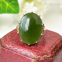 Cargar imagen en el visor de la galería, Vintage 18ct Gold Jade Ring. 1960s Art Nouveau/Deco Style Green Jadeite, Yellow Gold Ring. Jade Cabochon Cocktail Ring Size UK - N, US 6-3/4