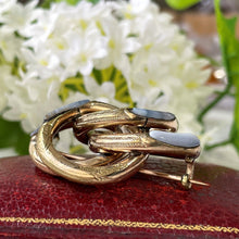 Cargar imagen en el visor de la galería, Antique Scottish Banded Agate Brooch. Victorian Lovers Gordian Knot Gold Silver Gilt Brooch. Engraved Celtic Ring Brooch. Sweetheart Jewelry