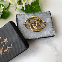 Cargar imagen en el visor de la galería, Antique Scottish Banded Agate Brooch. Victorian Lovers Gordian Knot Gold Silver Gilt Brooch. Engraved Celtic Ring Brooch. Sweetheart Jewelry