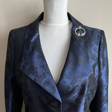 Cargar imagen en el visor de la galería, Antique Scottish Silver Celtic Penannular Pin In Case. Engraved Sterling Silver Celtic Knot & Bird Circle Brooch. Antique Scottish Jewellery