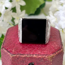 Charger l'image dans la galerie, Antique Edwardian Silver & Onyx Signet Ring. Floral Engraved 975 Silver Art Nouveau Ring. Large Chunky Middle/Pinky/Unisex Statement Ring