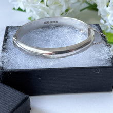 Cargar imagen en el visor de la galería, Vintage English Silver Bangle Bracelet, Hallmarked 1965. Floral Engraved Petite/Girls Silver Bracelet. Narrow Sterling Silver Hinged Bangle