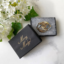 Cargar imagen en el visor de la galería, Antique Scottish Banded Agate Brooch. Victorian Lovers Gordian Knot Gold Silver Gilt Brooch. Engraved Celtic Ring Brooch. Sweetheart Jewelry