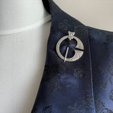 Cargar imagen en el visor de la galería, Antique Scottish Silver Celtic Penannular Pin In Case. Engraved Sterling Silver Celtic Knot & Bird Circle Brooch. Antique Scottish Jewellery