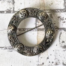 Cargar imagen en el visor de la galería, Vintage Sterling Silver Celtic Ring Brooch. Scottish Silver Celtic Knot Annular Brooch. Circle Plaid Pin, Henderson & Horner, Glasgow 1953.