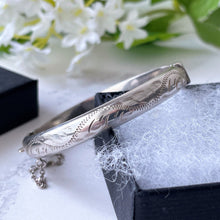 Cargar imagen en el visor de la galería, Vintage English Silver Bangle Bracelet, Hallmarked 1965. Floral Engraved Petite/Girls Silver Bracelet. Narrow Sterling Silver Hinged Bangle
