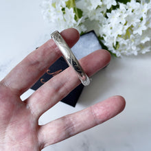 Cargar imagen en el visor de la galería, Vintage English Silver Bangle Bracelet, Hallmarked 1965. Floral Engraved Petite/Girls Silver Bracelet. Narrow Sterling Silver Hinged Bangle