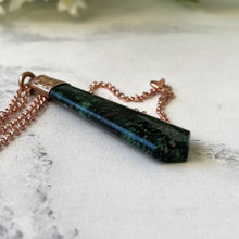 Carica l'immagine nel visualizzatore di Gallery, Antique Victorian Rose Gold Malachite Fob Pendant. Engraved Silver Gilt Torpedo Drop Pendant & Chain. Kite/Tie Shaped Scottish Agate Fob.