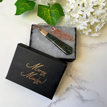 Carica l'immagine nel visualizzatore di Gallery, Antique Victorian Rose Gold Malachite Fob Pendant. Engraved Silver Gilt Torpedo Drop Pendant & Chain. Kite/Tie Shaped Scottish Agate Fob.