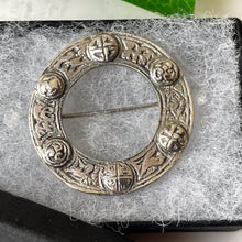 Cargar imagen en el visor de la galería, Vintage Sterling Silver Celtic Ring Brooch. Scottish Silver Celtic Knot Annular Brooch. Circle Plaid Pin, Henderson & Horner, Glasgow 1953.