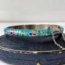 Cargar imagen en el visor de la galería, Vintage Chinese Silver & Champlevé Enamel Bracelet. Sterling Silver Aqua Blue Oriental Flower Bangle. Vintage Chinese Export Jewellery.
