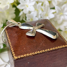 Carica l'immagine nel visualizzatore di Gallery, Vintage Sterling Silver Abalone Cross Pendant Necklace. Green Ormer Shell Pendant & Snake Chain. Vintage Ari D Norman Pendant Necklace