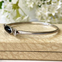 Carica l'immagine nel visualizzatore di Gallery, Vintage English Silver Whitby Jet Bangle, Hallmarked London 1975. Narrow Torque Style Black Gemstone Sterling Silver Bracelet.