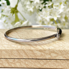 Carica l'immagine nel visualizzatore di Gallery, Vintage English Silver Whitby Jet Bangle, Hallmarked London 1975. Narrow Torque Style Black Gemstone Sterling Silver Bracelet.