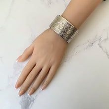 Carica l'immagine nel visualizzatore di Gallery, Antique Victorian Sterling Silver Wide Bracelet. Floral Engraved Rose & Ivy Wide Cuff Bangle. English Silver Sweetheart Bracelet