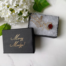 Cargar imagen en el visor de la galería, Antique Victorian 9ct Gold Spinner Fob & Chain. Bloodstone, Carnelian and Onyx 3 Sided Pendant/Charm. English Victorian Filigree Pendant Fob