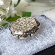 Charger l'image dans la galerie, Antique Victorian Silver Sweetheart Brooch. Aesthetic Engraved Ivy Pie Crust Button/Disc Brooch. Sterling Silver Round Lapel/Collar Pin