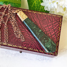 Carica l'immagine nel visualizzatore di Gallery, Antique Victorian Rose Gold Malachite Fob Pendant. Engraved Silver Gilt Torpedo Drop Pendant & Chain. Kite/Tie Shaped Scottish Agate Fob.