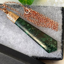 Carica l'immagine nel visualizzatore di Gallery, Antique Victorian Rose Gold Malachite Fob Pendant. Engraved Silver Gilt Torpedo Drop Pendant & Chain. Kite/Tie Shaped Scottish Agate Fob.