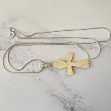 Carica l'immagine nel visualizzatore di Gallery, Vintage Sterling Silver Abalone Cross Pendant Necklace. Green Ormer Shell Pendant & Snake Chain. Vintage Ari D Norman Pendant Necklace