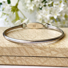 Carica l'immagine nel visualizzatore di Gallery, Vintage English Silver Whitby Jet Bangle, Hallmarked London 1975. Narrow Torque Style Black Gemstone Sterling Silver Bracelet.