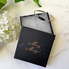 Carica l'immagine nel visualizzatore di Gallery, Vintage English Silver Whitby Jet Bangle, Hallmarked London 1975. Narrow Torque Style Black Gemstone Sterling Silver Bracelet.