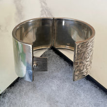 Carica l'immagine nel visualizzatore di Gallery, Antique Victorian Sterling Silver Wide Bracelet. Floral Engraved Rose & Ivy Wide Cuff Bangle. English Silver Sweetheart Bracelet