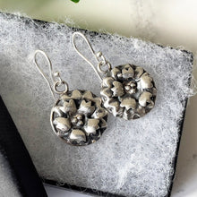 Cargar imagen en el visor de la galería, Vintage Sterling Silver Dogwood Earrings. Art Nouveau Style Silver Flower Drop Earrings. Silver Arts and Crafts Pendant Drop Earrings