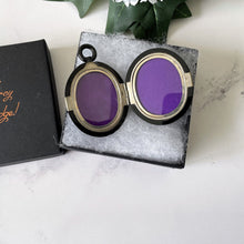 Cargar imagen en el visor de la galería, Antique Victorian Whitby Jet Locket.  Carved Jet Elizabethan Portrait Locket. Large Whitby Jet Mourning Locket. Victorian Mourning Jewelry