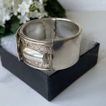 Charger l'image dans la galerie, Antique Victorian Silver Belt Buckle Cuff Bracelet. English Aesthetic Engraved Ivy Wide Bangle. Antique Sterling Wrap Around Cuff Bracelet