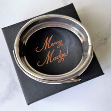 Charger l'image dans la galerie, Antique Victorian Silver Belt Buckle Cuff Bracelet. English Aesthetic Engraved Ivy Wide Bangle. Antique Sterling Wrap Around Cuff Bracelet