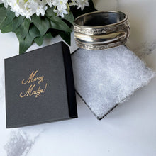 Charger l'image dans la galerie, Antique Victorian Silver Belt Buckle Cuff Bracelet. English Aesthetic Engraved Ivy Wide Bangle. Antique Sterling Wrap Around Cuff Bracelet