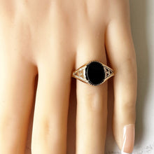 Cargar imagen en el visor de la galería, Vintage 9ct Gold Signet Ring. Black Oval Onyx Signet Seal Gold Ring. Engraved English Gold Open Work Ring, 1982 Hallmark. Size UK Q/US 8.25