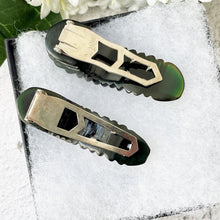 Charger l'image dans la galerie, Vintage 1930s Forest Green Bakelite Dress Clips. Pair Art Deco Dress Clips. Set of 2 Deep Carved Bakelite Brooches. Antique Art Deco Jewelry