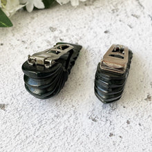 Charger l'image dans la galerie, Vintage 1930s Forest Green Bakelite Dress Clips. Pair Art Deco Dress Clips. Set of 2 Deep Carved Bakelite Brooches. Antique Art Deco Jewelry