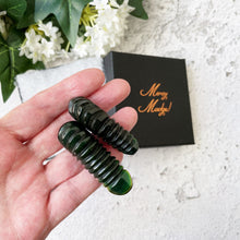 Charger l'image dans la galerie, Vintage 1930s Forest Green Bakelite Dress Clips. Pair Art Deco Dress Clips. Set of 2 Deep Carved Bakelite Brooches. Antique Art Deco Jewelry