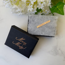 Cargar imagen en el visor de la galería, Antique Victorian 9ct Gold Baby Brooch. Antique Engraved Daisy Bib Pin. Antique Jewelry Gift, Baptismal, Birth, Christening, Baby Shower